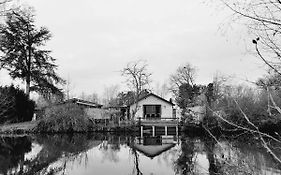 Rustig gelegen chalet Kapeki met tuin aan het water